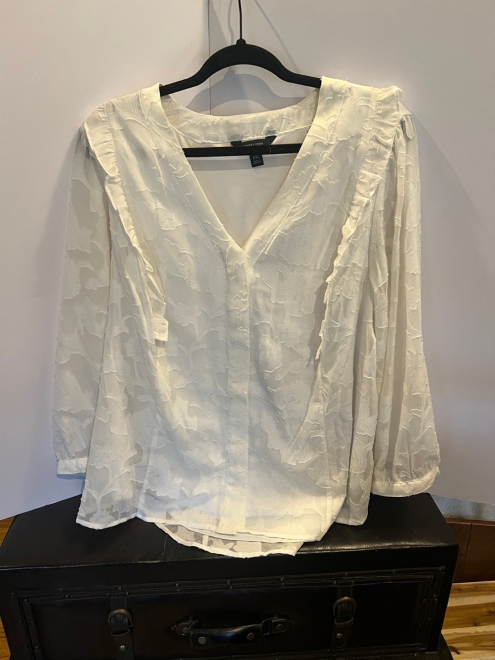 Simply Vera Vera Wang White Textured V-Neck Blouse